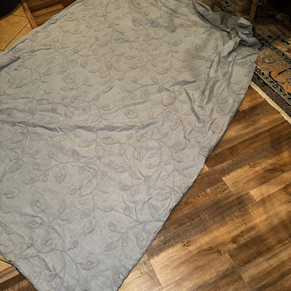Serena & Lily 100% Cotton Blue Floral Embroidered Button Closure Twin/XL Duvet